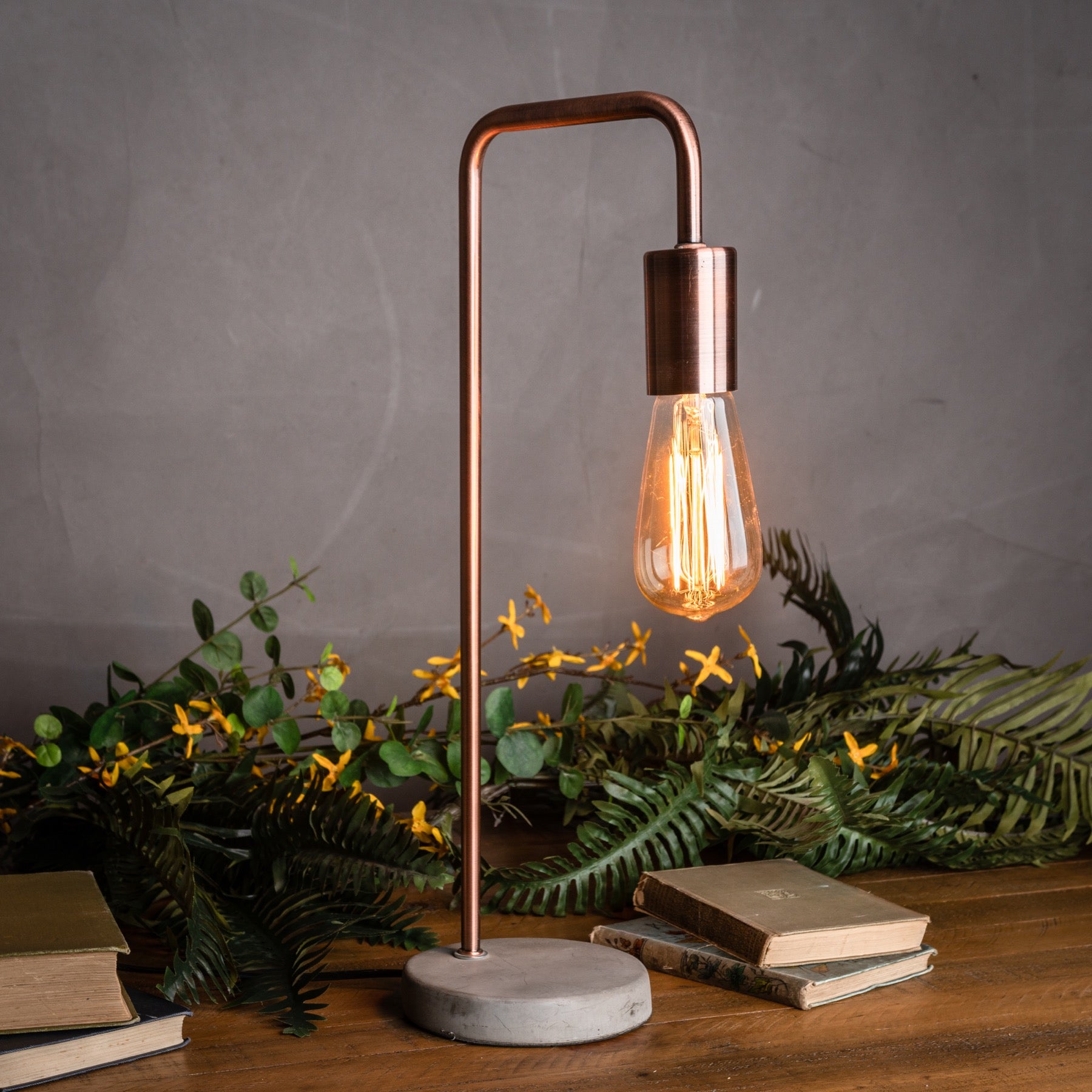 Lampada industriale moderna in rame con base in pietra