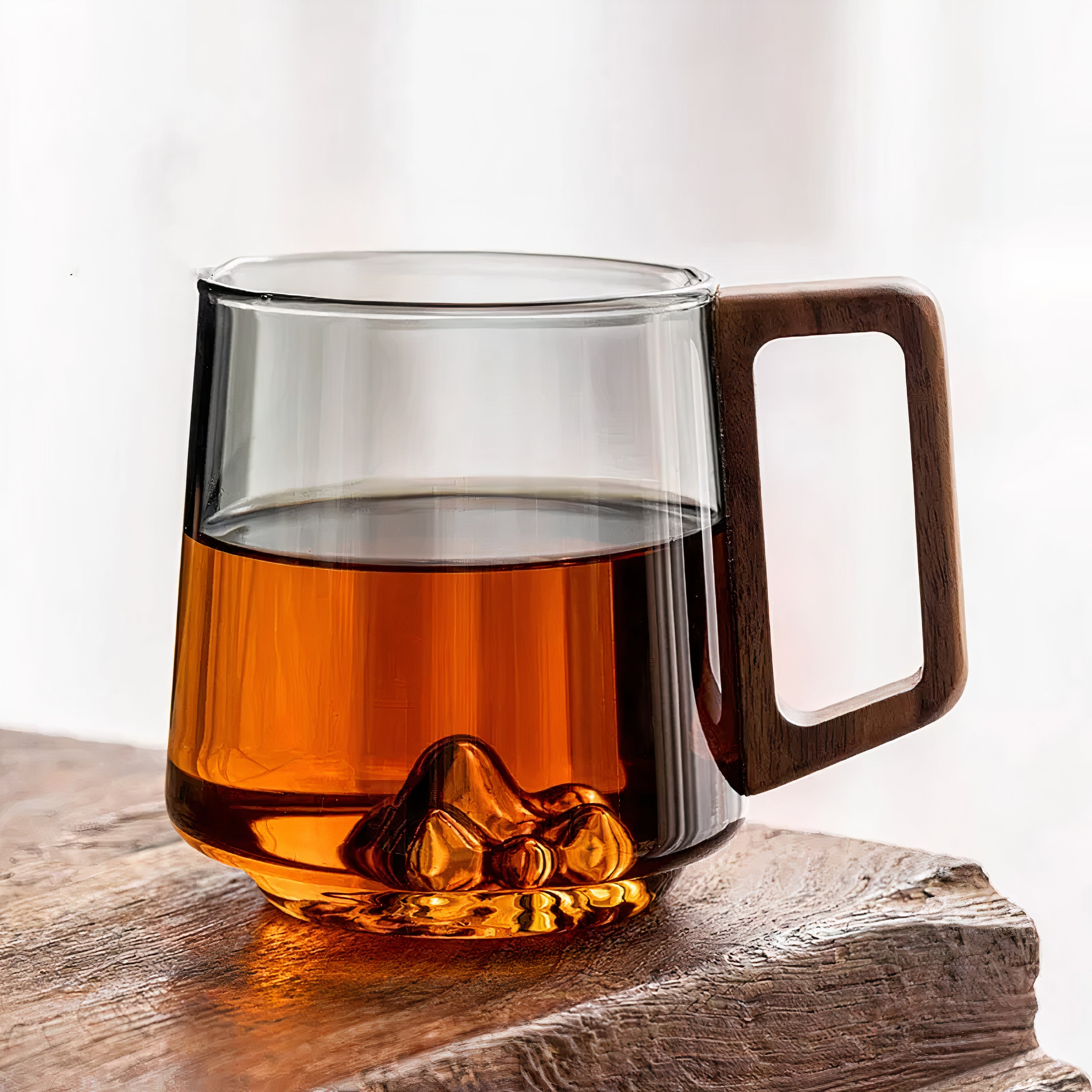 Tazze da caffè inclinate in vetro grigio fumé con manico in noce