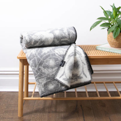 Coperta in lana fine grigia