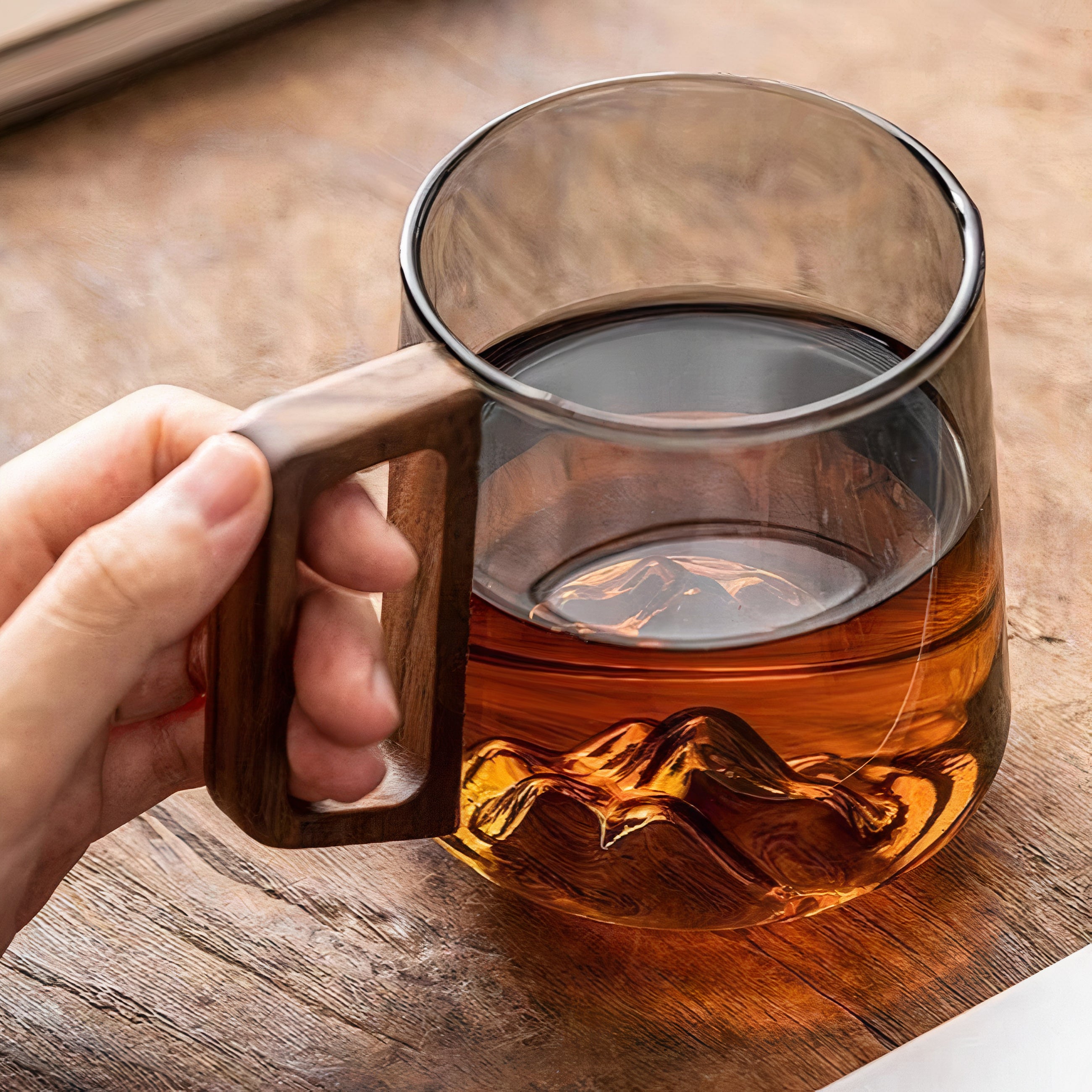 Tazze da caffè inclinate in vetro grigio fumé con manico in noce