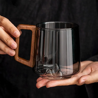 Tazze da caffè inclinate in vetro grigio fumé con manico in noce