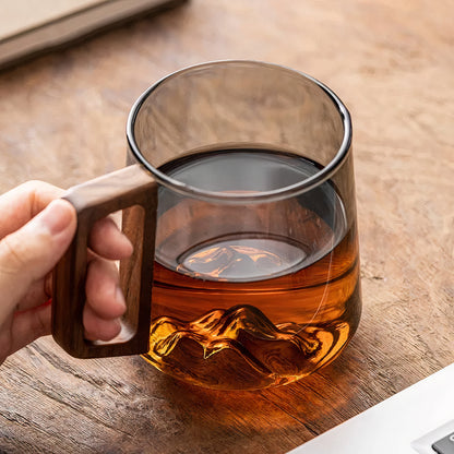 Tazze da caffè inclinate in vetro grigio fumé con manico in noce