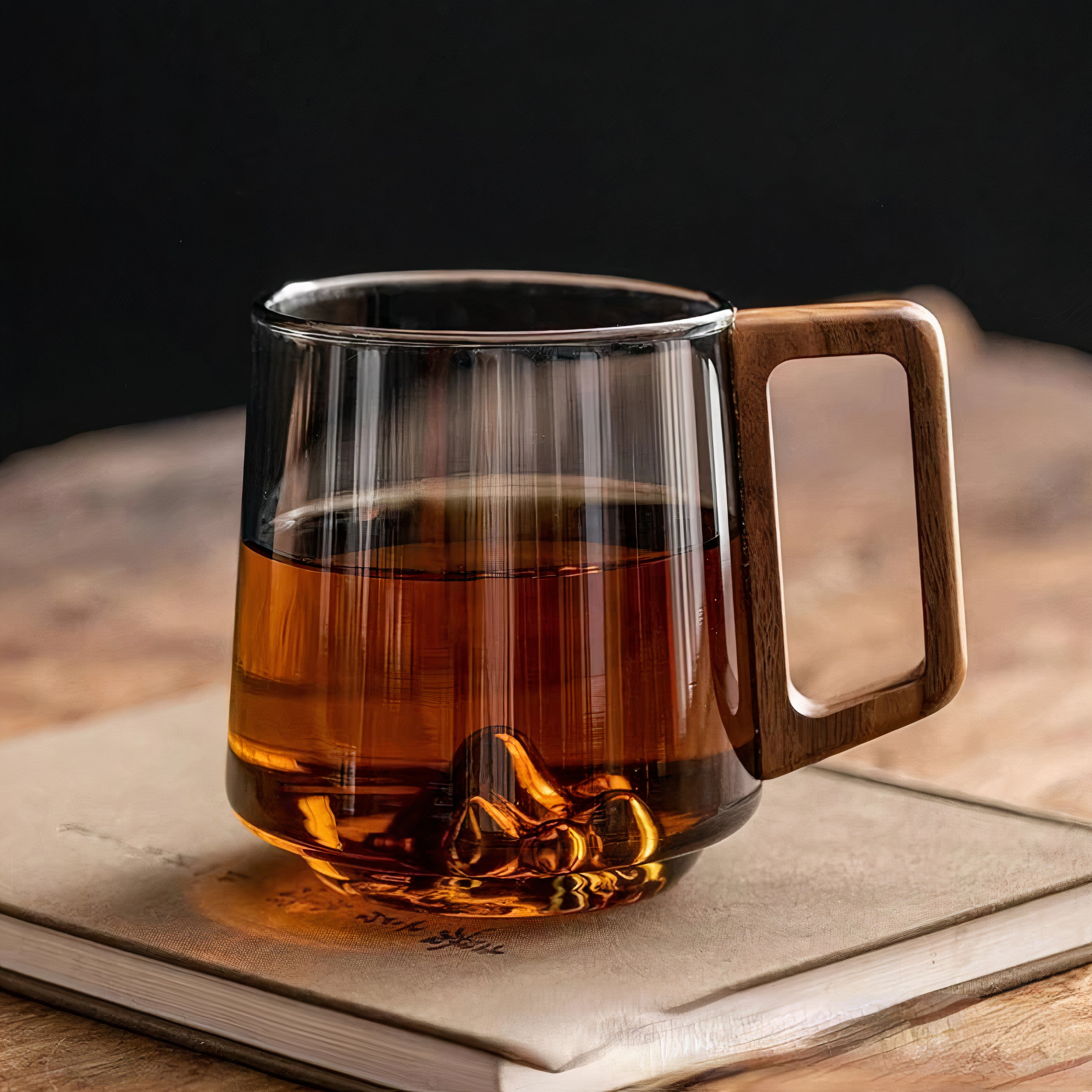 Tazze da caffè inclinate in vetro grigio fumé con manico in noce