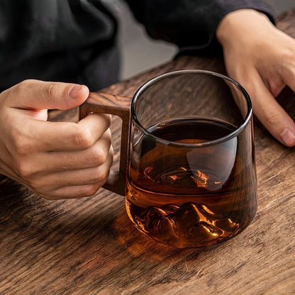 Tazze da caffè inclinate in vetro grigio fumé con manico in noce