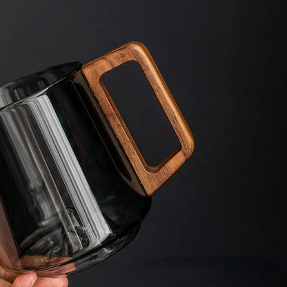 Tazze da caffè inclinate in vetro grigio fumé con manico in noce