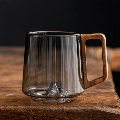 Tazze da caffè inclinate in vetro grigio fumé con manico in noce