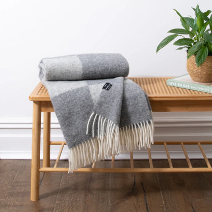 Coperta in lana fine a scacchiera grigia